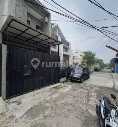Dijual Rumah With Pool Indoor 3 Lantai di Taman Ratu - foto 1