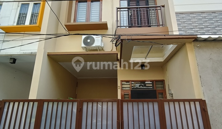 Rumah 3 Lantai SHM di Duri Kepa - foto 1