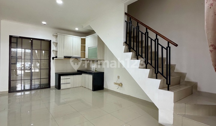 Harga Masih Masuk! Rumah Cantik Semi Furnish di Cluster Favorit Green Lake City - foto 1