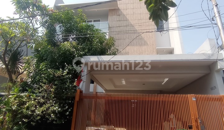 Dijual Rumah 3 Lantai Siap Huni di Taman Aries. Bebas Banjir - foto 1