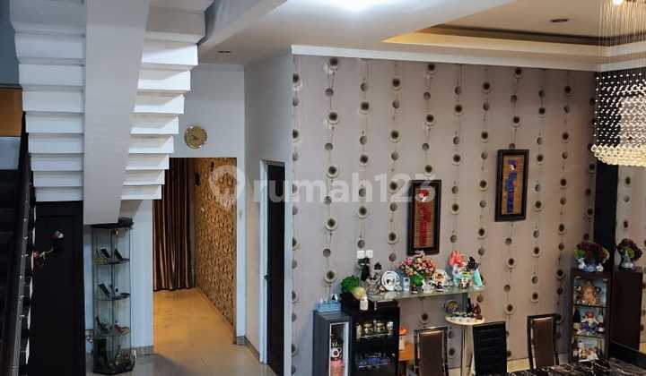 Dijual Cepat! Rumah Cantik 3 Lantai, Mangga Besar, Jakarta Pusat - foto 1
