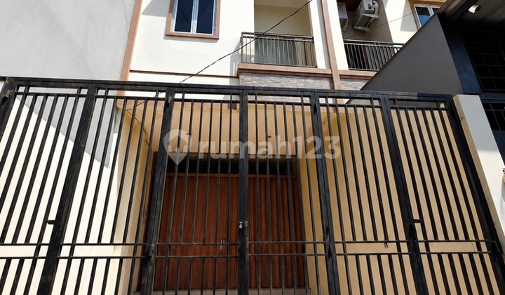 Ip3110: Rumah Jelambar Area Home Industry/Gudang - foto 1