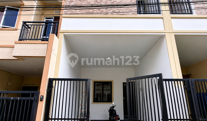 Rumah Baru 3 Lantai Tanjung Duren Bebas Banjir - foto 1