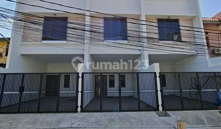 Rumah Baru 3 Lantai Tanjung Duren Bebas Banjir Siap Huni - foto 1