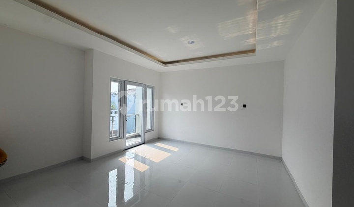 Rumah Baru 4 Kamar Tidur di Dekat S Parman Jakarta Barat - foto 1
