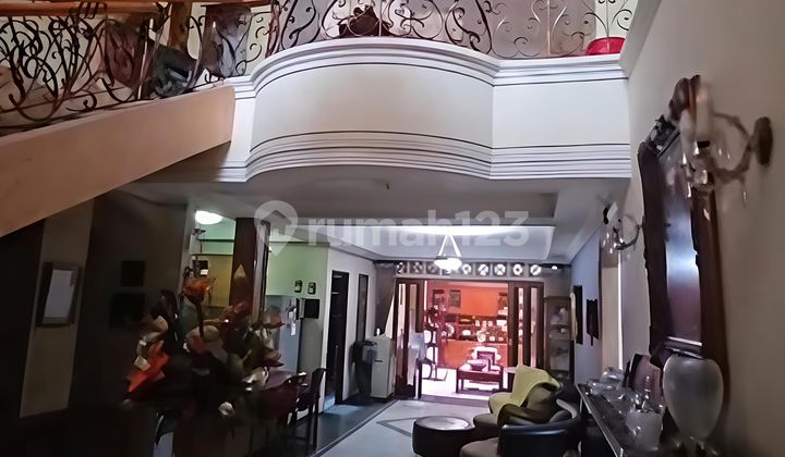Dijual Rumah 2 Lantai, Jalan Lebar, Lokasi Strategis di Tomang, Jakarta Barat - foto 1