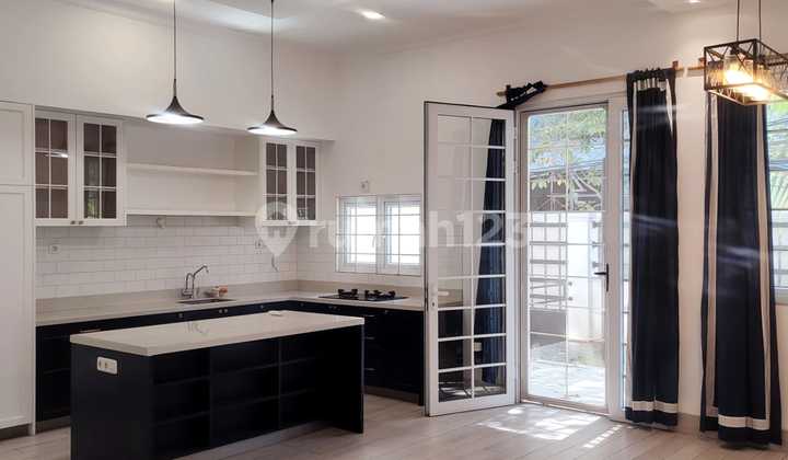 Dijual Rumah Hoek Taman Semanan Indah - Jakarta Barat LT 251M2 | LB 290M2 | 2 Lantai Sertifikat SHM | Listrik 5500 Va Hadap Timur - Selatan (Sejuk & Terang) KT 4+1 | KM 3+1 Semi Furnished Tiap Kamar AC 8 Unit + Filter Air Harga 5.2 M (Nego - foto 1