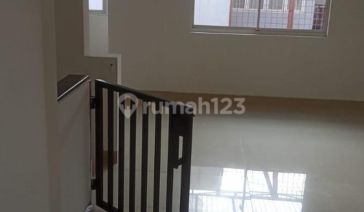 Dijual Rumah Golf Lake Cengkareng Hadap Selatan Mewah Rapi Siap Huni Lokasi Premium - foto 1