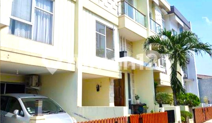 Rumah Cluster. Taman Ratu. Duri. 3 Lantai. 6X11. Jalan 2 Mobil. Semi Furnish. Siap Huni - foto 1