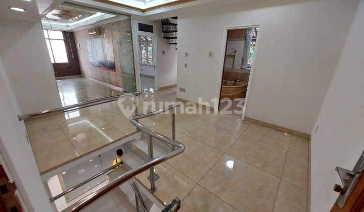 Rumah Hoek Tanjung Duren 2.5 Lantai Semifurnish Jakarta Barat Shy - foto 1
