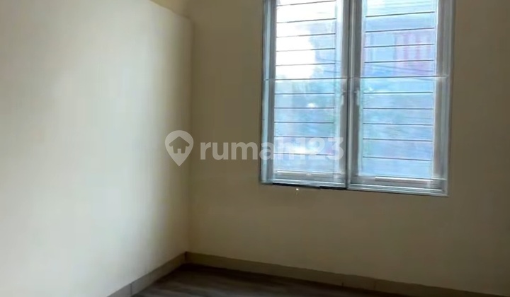 Dijual Termurah di Bawah Pasaran Rumah Rapi Baru Renov 2 Lantai Selangkah ke Mal Green Sedayu di Taman Palem Lestari - foto 1