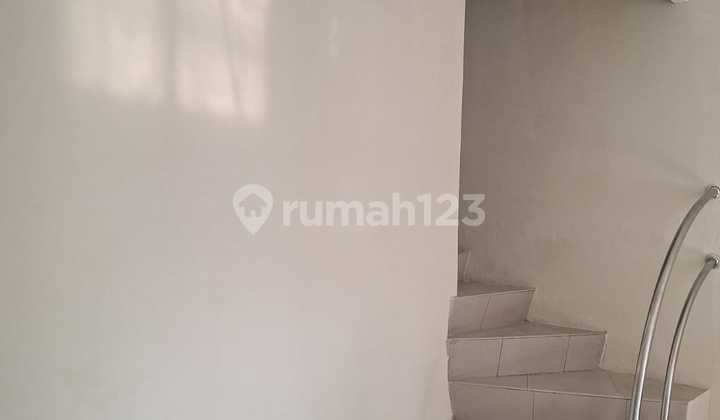 Rumah Rapi 2 Lantai Siap Huni Bebas Banjir di Taman Palem Lestari - foto 1