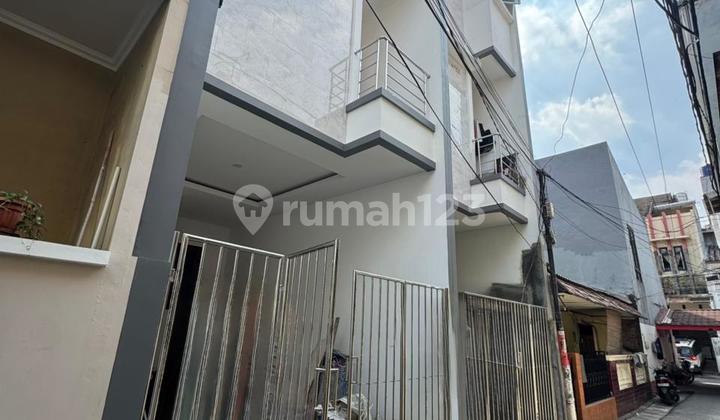 Rumah Dijual di Tanjung Duren.baru.bagus.jarang Ada Uk 3,5X11 M - foto 1