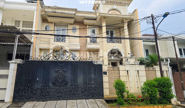Rumah Mewah Tipe Klasik 3 Lantai Siap Huni Dijual di Green Garden - foto 1