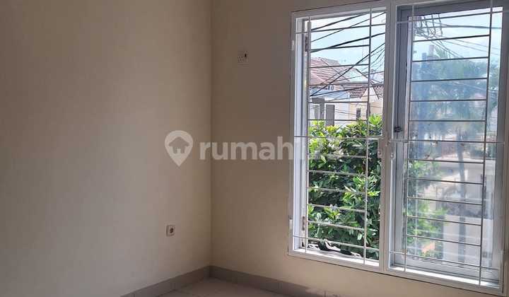 Dijual Murah Rumah 2 Lantai Rapih di Taman Palem Lestari Jakarta Barat - foto 1