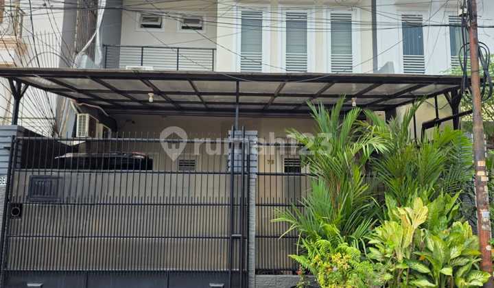 Rumah Cantik 2 Lantai Lokasi Taman Ratu Jakarta Barat Dekat Mall & Akses Tol - foto 1