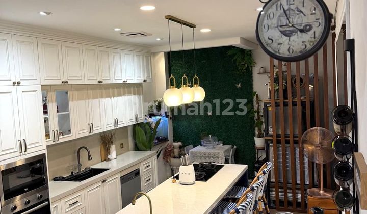 Dijual Rumah Full Furnished Tinggal Bawa Koper 2.5 Lantai Bebas Banjir di Taman Palem Lestari - foto 1