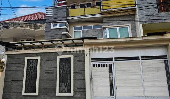 Rumah Pinggir Jalan 8X20 Lokasi Strategis di Taman Ratu(Tr279) - foto 1