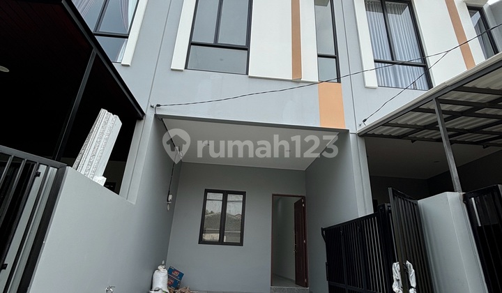 Dijual Rumah 3 LT 4 X 13 M2 di Duri Kepa Tanjung Duren Ada 3+1 KT 3 KM SHM Hadap Selatan Unfurnished, Carport 1 Mobil, Row Jln 2 Mobil, Nego! - foto 1
