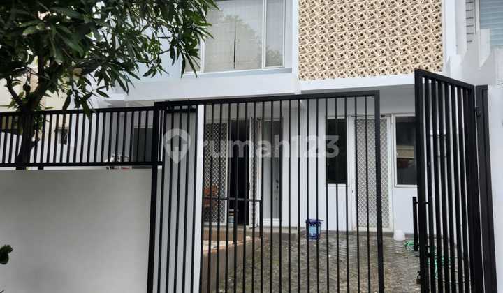 J2366-Cb5452= Estetik Kekinian! Rumah Modern Tropis di Mega Kebon Jeruk Ini Tinggal Bawa Koper! - foto 1